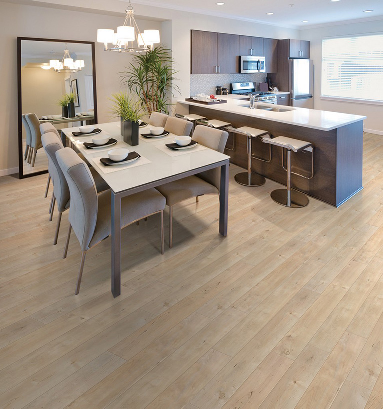 Water-resistant AC5 laminate in a kitchen and dining area